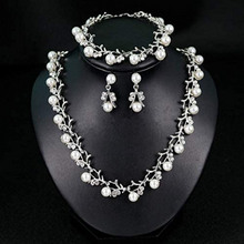 Load image into Gallery viewer, pearl crystal necklace set